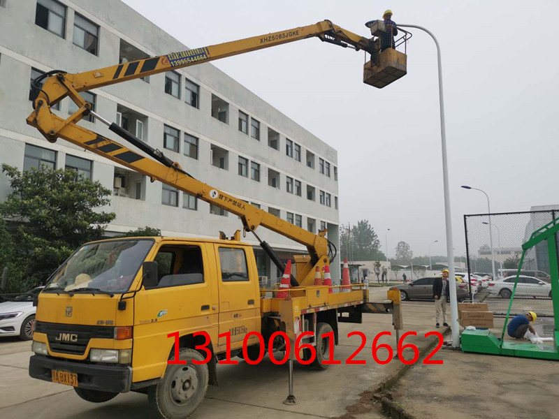 16米曲臂车安装路灯施工现场