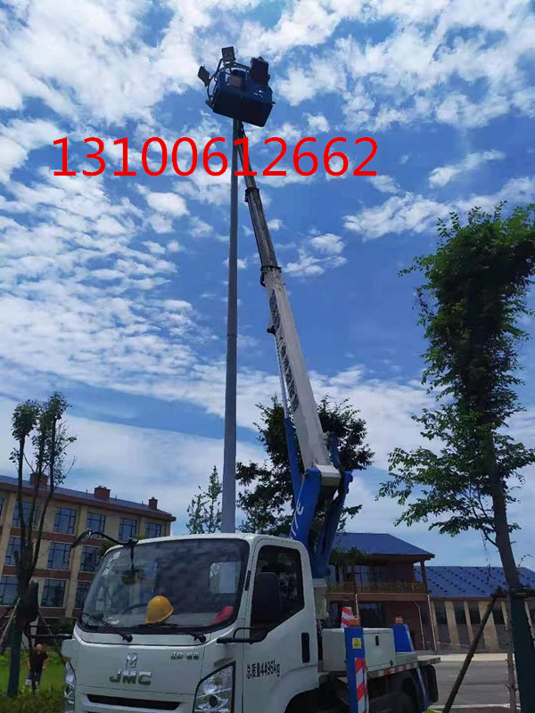 黄州18米蓝牌高空车更换路灯施工现场