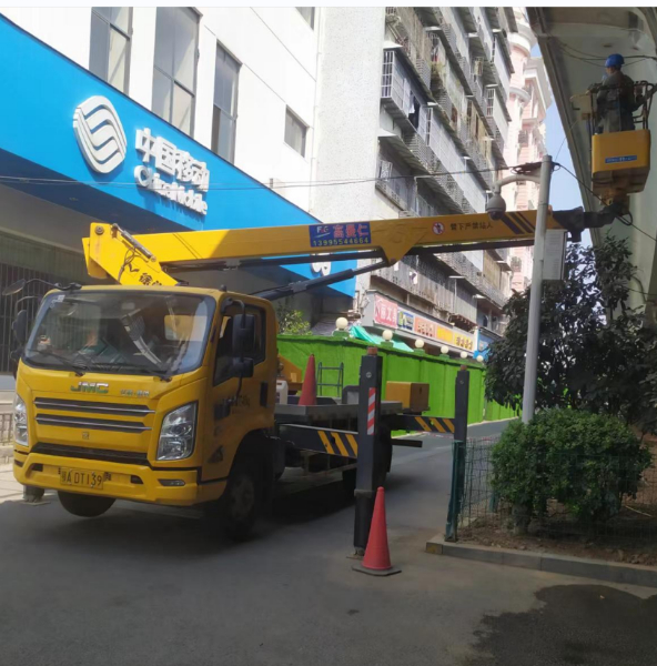 载人登高车修补高架桥梁施工现场，随时发车