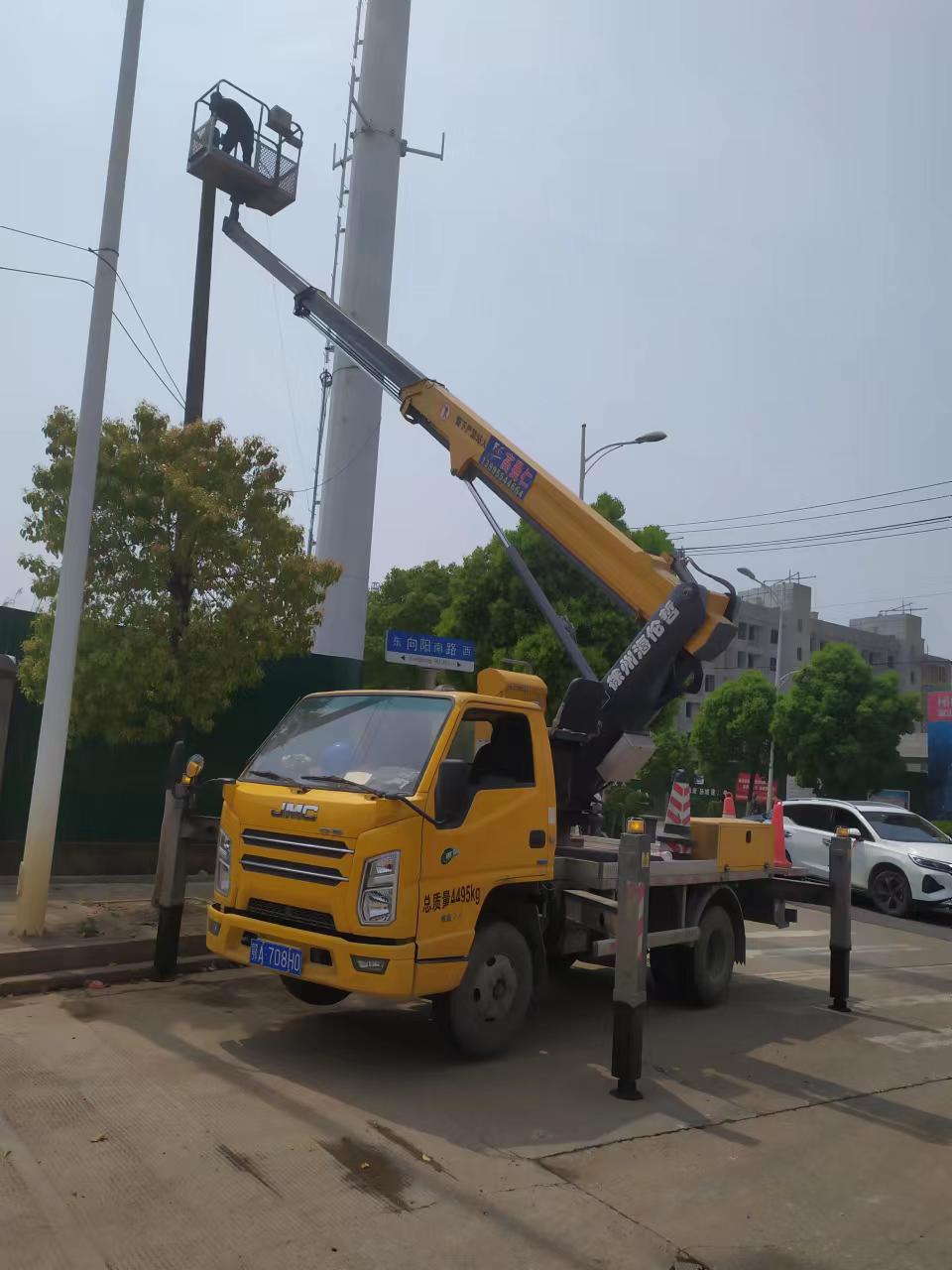 18米高空作业车安装路灯施工现场，效率高