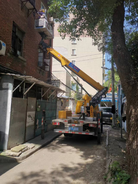 折臂式高空车外墙作业现场