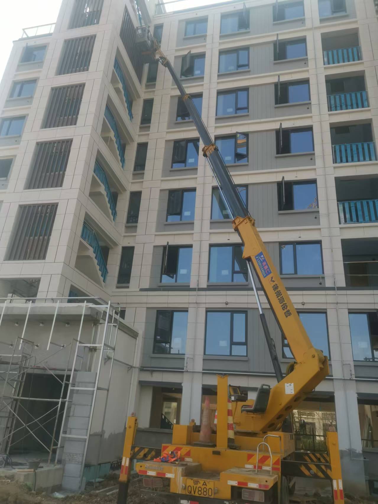 伸缩臂高空车高空作业现场