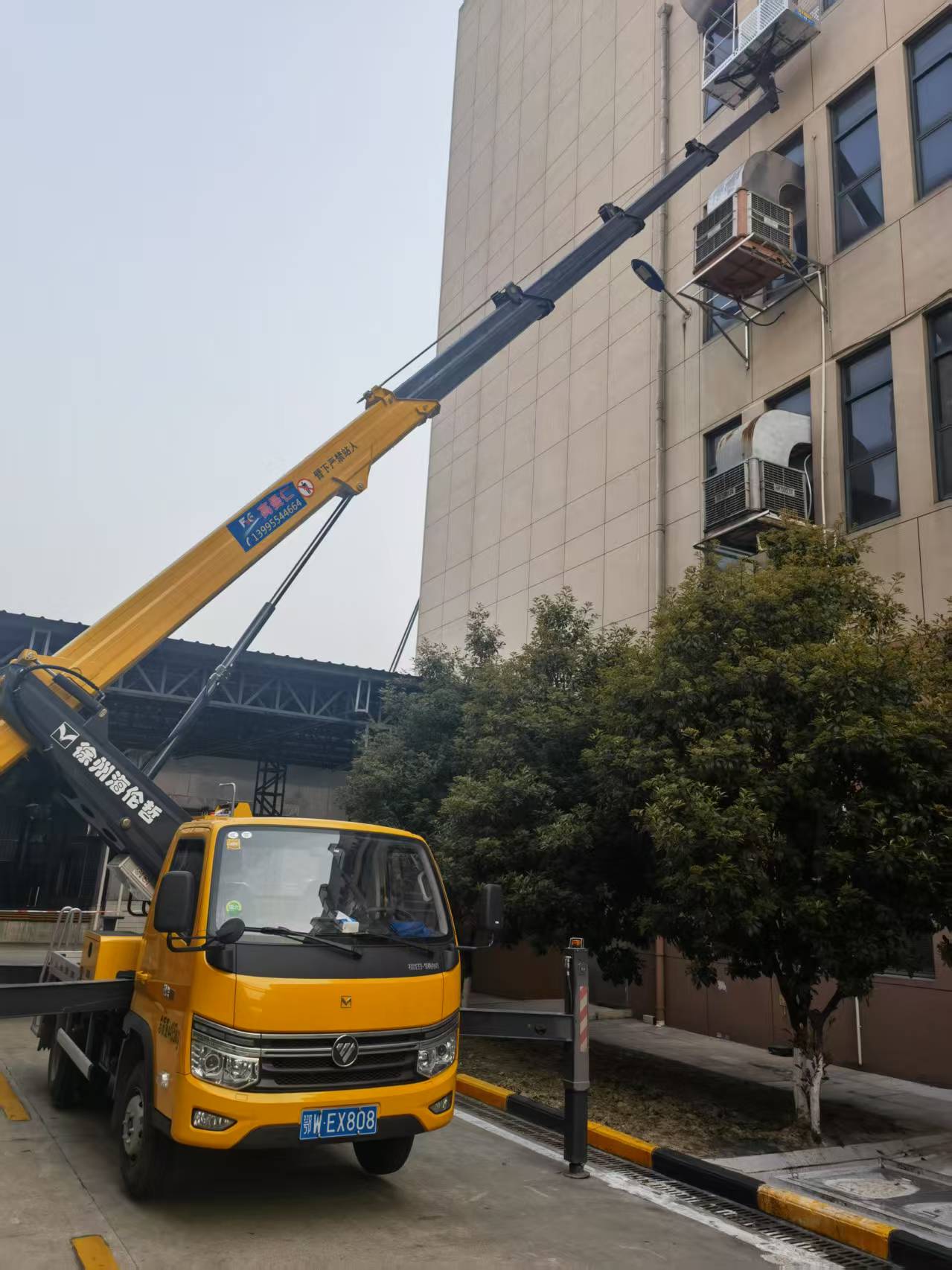 18米登高车工业园区检修线路施工现场
